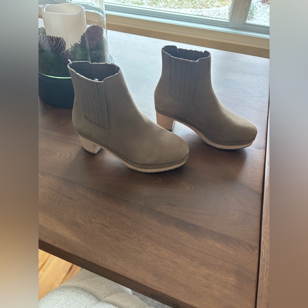 Clog boots